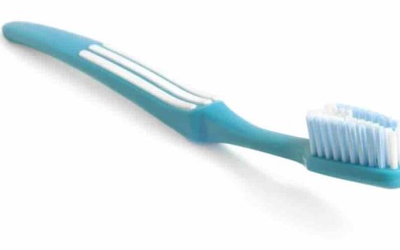 Hombre se comió un cepillo de dientes; 20 años después se lo extraen