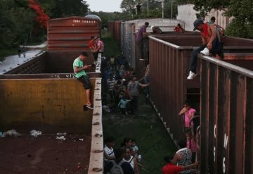 Mujer migrante pierde una pierna tras caer de tren