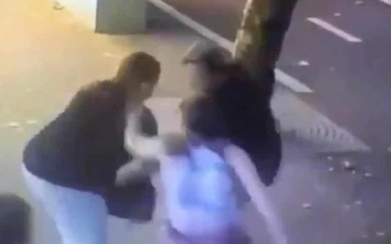 Mujer apuñala en la cara a niño de tres años en plena calle