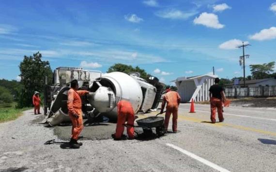 Sufre aparatoso accidente conductor de camión cargado de cemento fresco en Tabasco