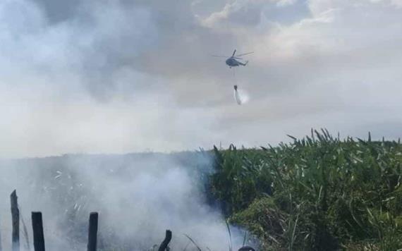 Helicóptero de la Fuerza Aérea combate incendio en Reserva de la Biosfera de los Pantanos de Centla