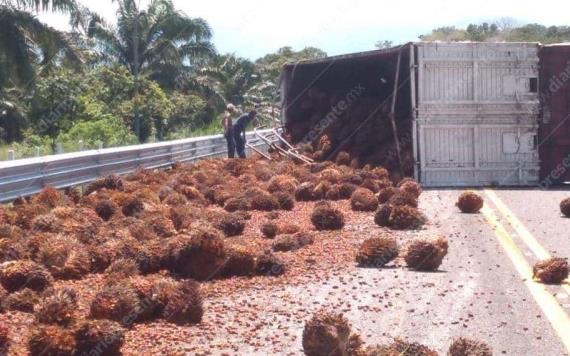 Vuelca tráiler en la carretera Palenque - Catazajá, transportaba palma de aceite