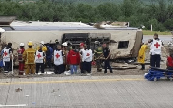 5 muertos y más de 20 heridos tras volcadura de autobús