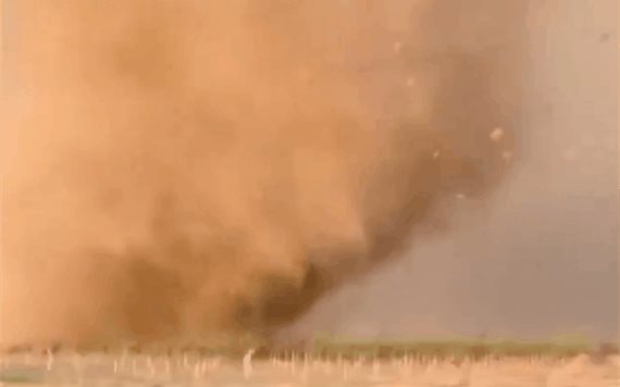 Logran grabar tornado a pocos metros de distancia; video se hace viral 