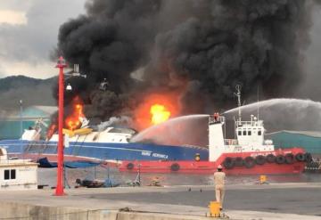 Evacuan empresas ante riesgo de explosión de barco en Manzanillo