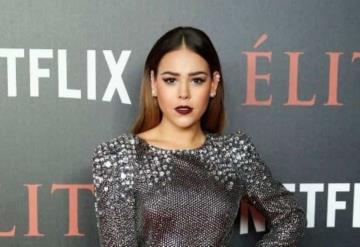 Danna Paola causa controversia al presumir con tierno beso a su esposa