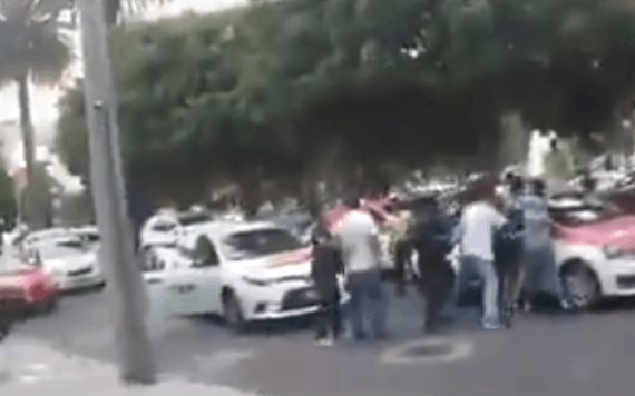 Taxistas golpean a repartidores de comida de Uber eats; video se viraliza