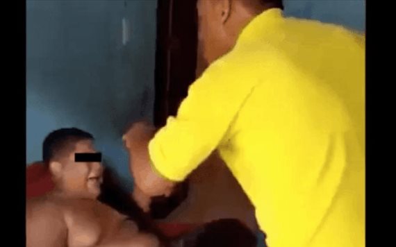 Video: Hombre golpea fuertemente a su hijo por bailar con un hombre
