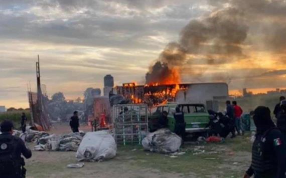 Video: Incendia casa de presunto violador en Puebla