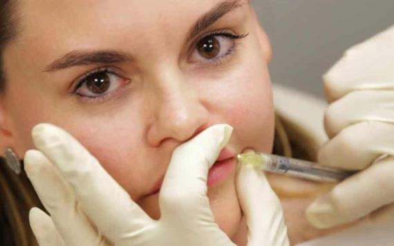 Mujer casi queda ciega por una mala inyección de aumento de labios