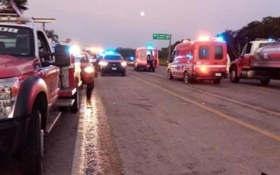 Por ´rápida y furiosa´ ambulancia choca contra tráiler; 6 muertos