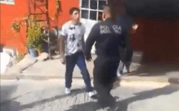 ¡Me robaste, perro!: Policía le dispara a un joven 