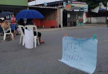 Habitantes cierran calle en Atasta por falta de luz