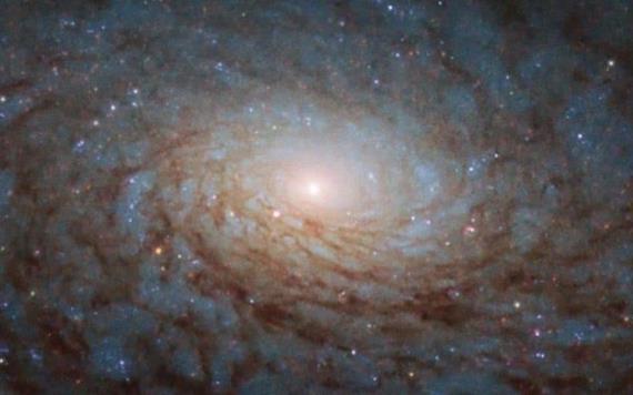 #FOTO ¿Un portal hacia otra dimensión?: La NASA muestra una galaxia de ciencia ficción
