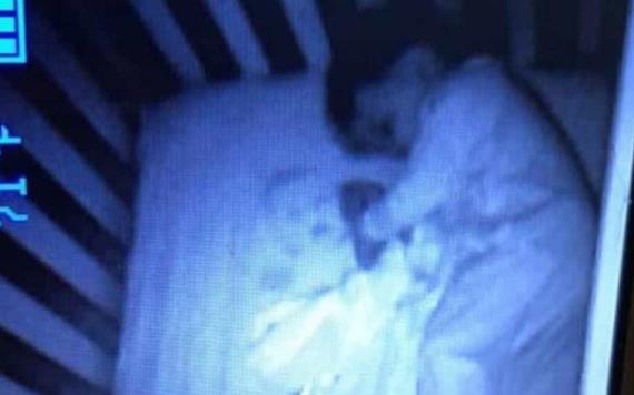 Mamá descubre por el monitor a bebé fantasma en la cuna de su hijo