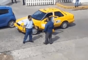 Video: Riña entre un taxista y chofer de vehículo particular justo enfrente del Hospital Rovirosa