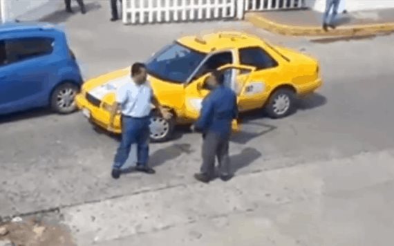Video: Riña entre un taxista y chofer de vehículo particular justo enfrente del Hospital Rovirosa