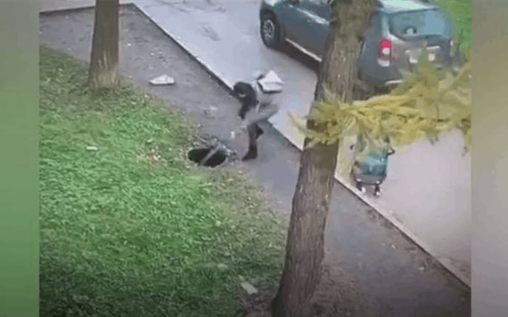 Video: Niño cae a una alcantarilla; su madre logró salvarlo