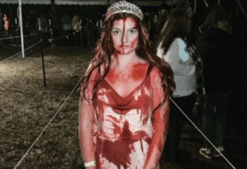 ¡Qué buen susto! Mujer disfrazada de "Carrie" tiene accidente y piensan que está muerta: FOTOS