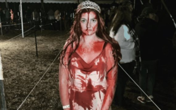 ¡Qué buen susto! Mujer disfrazada de "Carrie" tiene accidente y piensan que está muerta: FOTOS