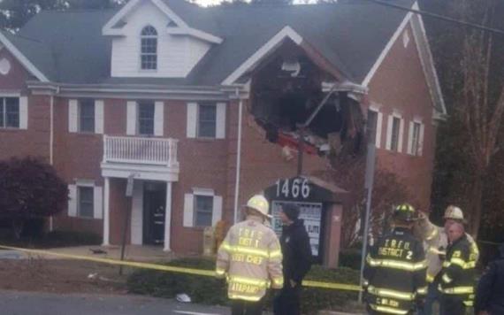 Porsche se estrella contra segundo piso de edificio; dos personas mueren