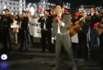 Seguidores de AMLO le llevan mariachi a Palacio Nacional por su cumpleaños 66