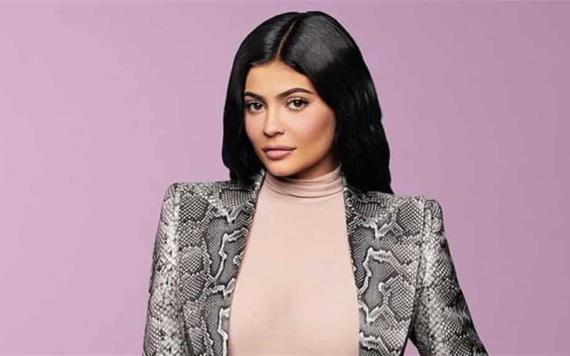 Kylie Jenner coloca máquinas expendedoras de su maquillaje