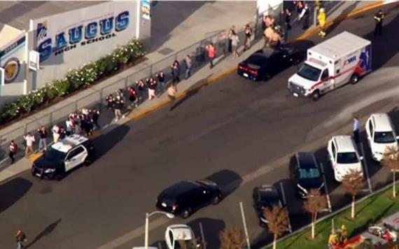 Suman dos muertos por tiroteo en una escuela de Santa Clarita, California