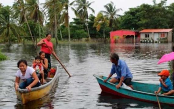 Comalcalco inundado, piden a la ciudadanía apoyar con víveres