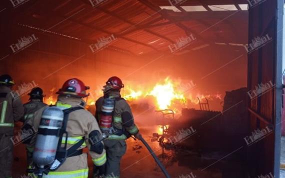 Combate incendio de bodega de la Empresa Sahuayo localizada en Anacleto Canabal