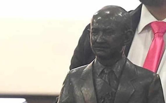 Venden en 150,000 pesos busto de Carlos Salinas de Gortari