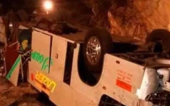 Cae autobús en barranca; mueren 7 pasajeros
