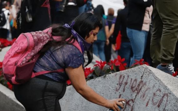 Encapuchadas vandalizan Ángel de la Independencia