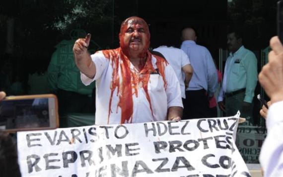 Protesta ciudadano bañado en salsa catsup frente al Congreso de Tabasco