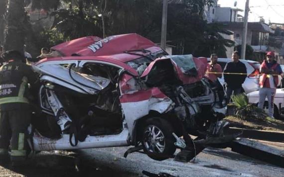 Conductor choca contra taxi y mueren 5 personas