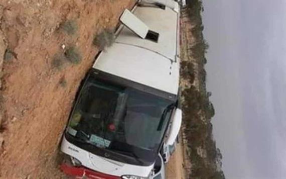 Mueren 22 personas tras caída de autobús en un barranco