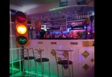 Edecán de restaurante se niega a bailar con un cliente y la balea