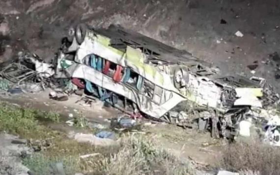 Cae autobús en barranco y mueren 20 personas en Chile