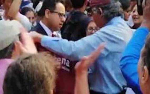 Agreden a reportero durante informe de López Obrador