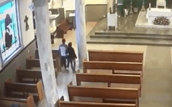 Video: Captan a pareja robando limosnas de iglesia en Nuevo León