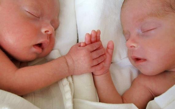 Bebés gemelas pierden la vida mientras dormían en la cama con su madre