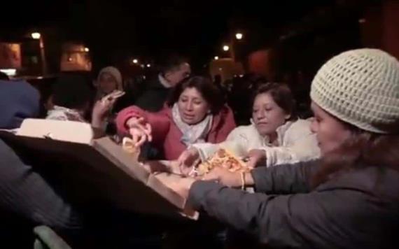 Carlos Rivera envía pizzas a fans que esperaron horas por boletos