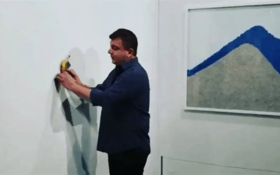 Video: Comen plátano pegado a la pared con valor de 120 mil dólares
