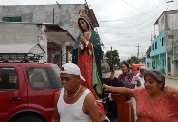 Católicos peregrinan con la Virgen Guadalupana casa por casa en Jonuta