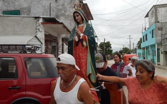 Católicos peregrinan con la Virgen Guadalupana casa por casa en Jonuta