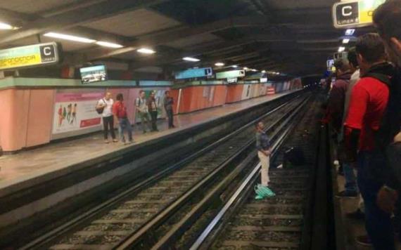Ebrio arroja a policía a vías del metro