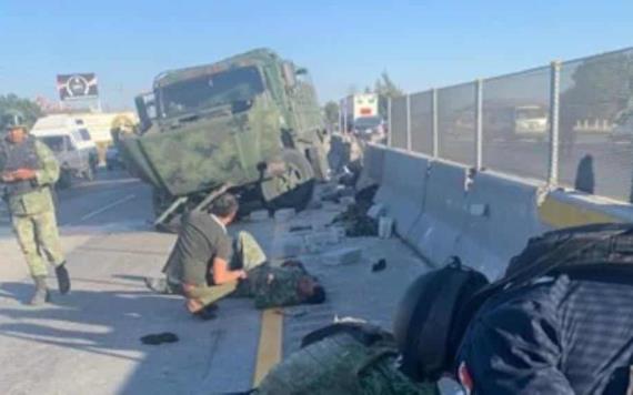 Vuelca camión de militares en Puebla