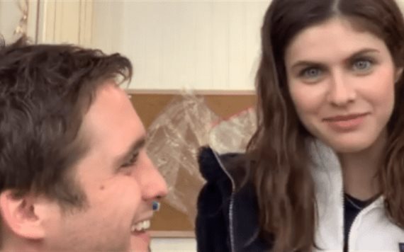 Diego Boneta le enseña a decir groserías a la actriz Alexandra Daddario