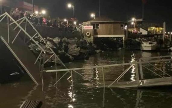 Colapsa puente en muelle y turistas caen al mar