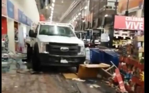 Grupo armado irrumpe en Walmart con camionetas y causa destrozos